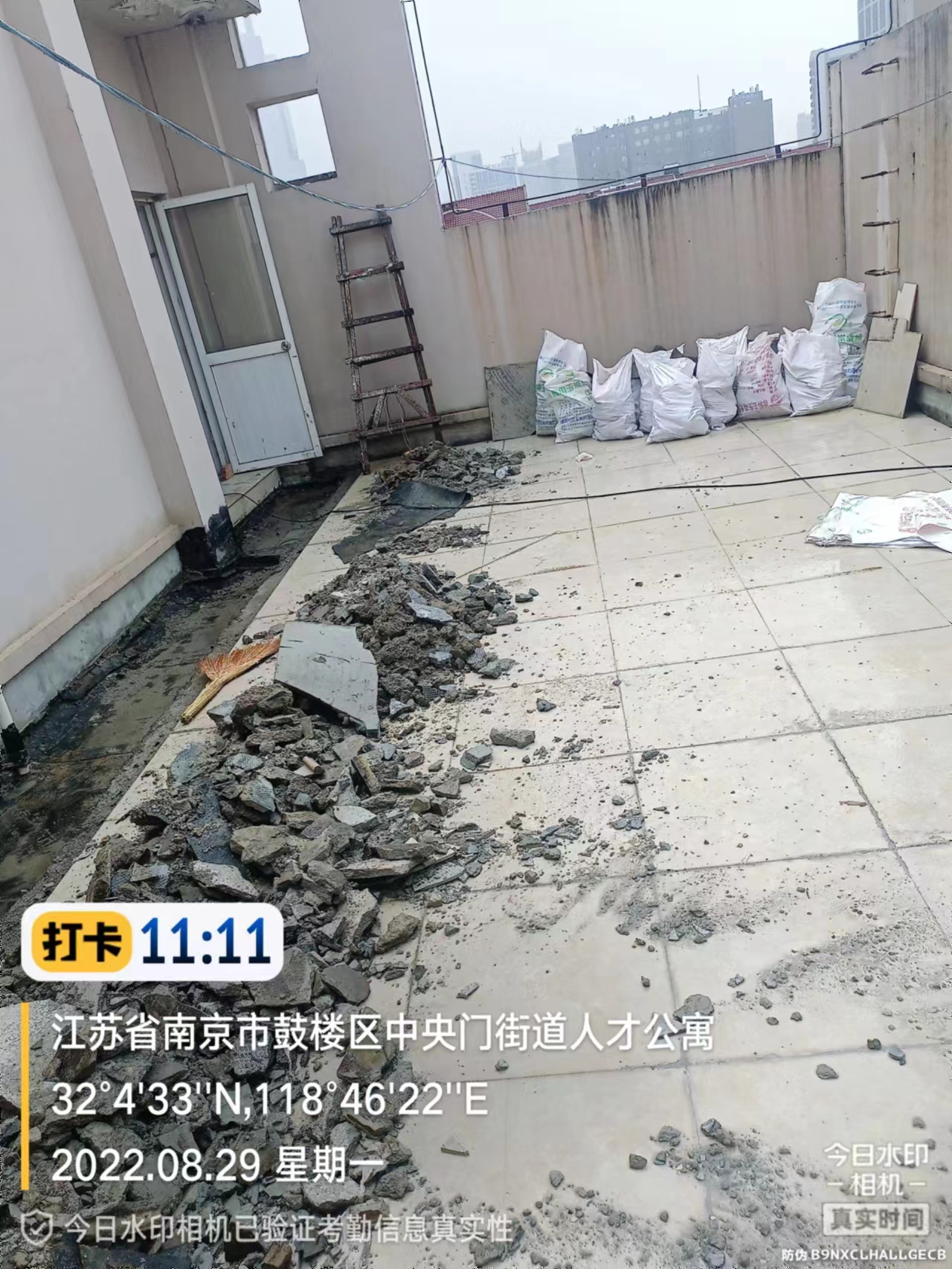 江阴楼顶出现漏水情况应该谁负责？